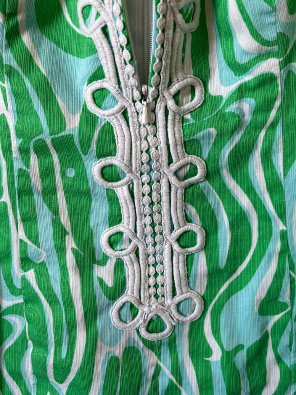 Sleeveless Green Wave-Print Shift Dress with Decorative Trim - Picture 11 of 14